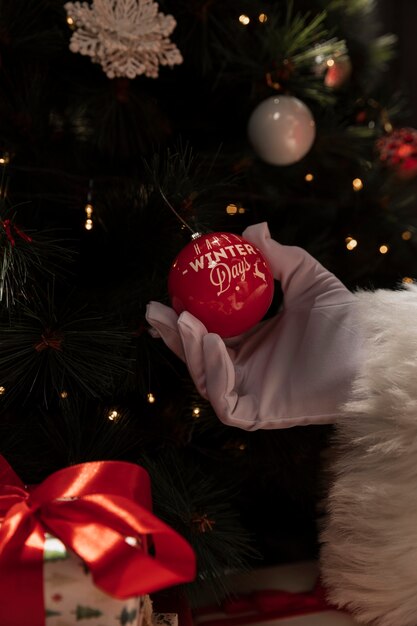 Primer plano mano sujetando la bola de Navidad