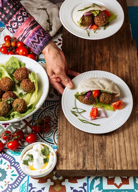 Primer plano mano sujetando el plato de comida judía