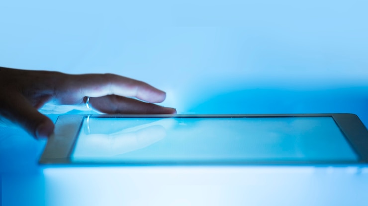 Foto gratuito primer plano de una mano con una tableta digital