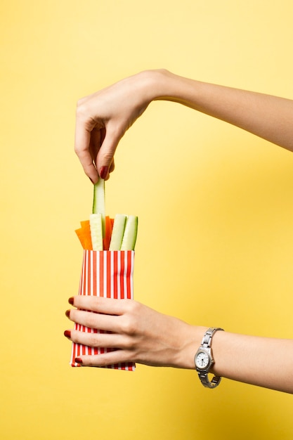 Foto gratuita primer plano mano verduras