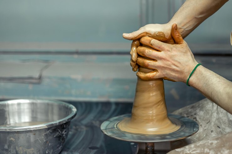 Foto gratuito primer plano de las manos de los alfareros masculinos haciendo un jarrón cerámica hacer cerámica