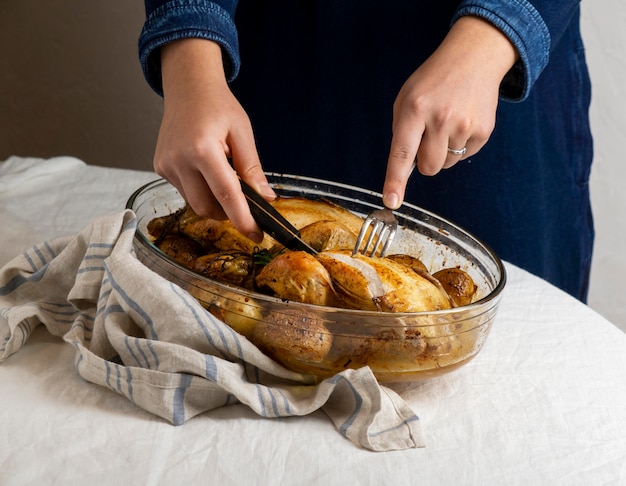 Foto gratuita primer plano manos cortando comida