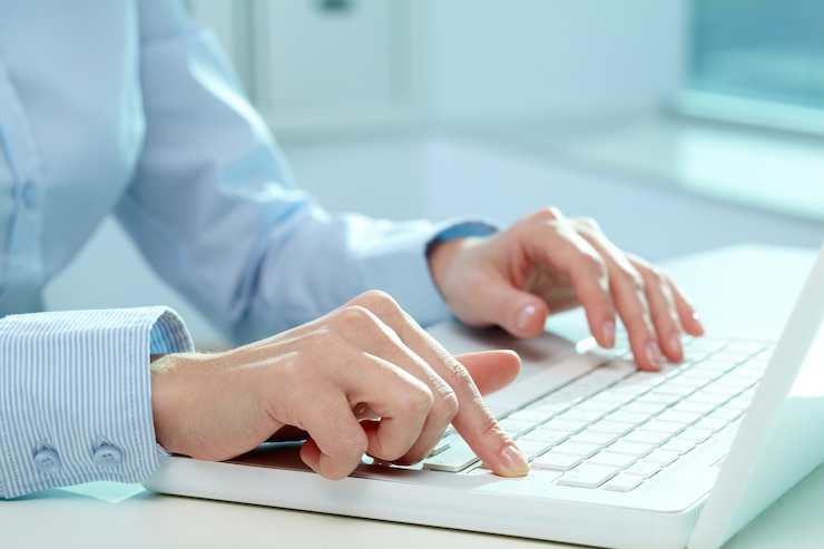 Foto gratuito primer plano manos de una empresaria escribiendo en el teclado