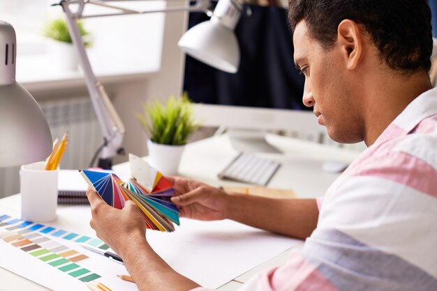 Primer plano manos de un estudiante eligiendo un color