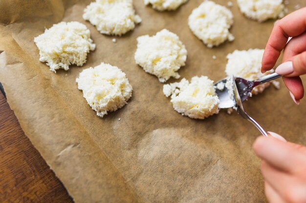 Primer plano manos formando cookies