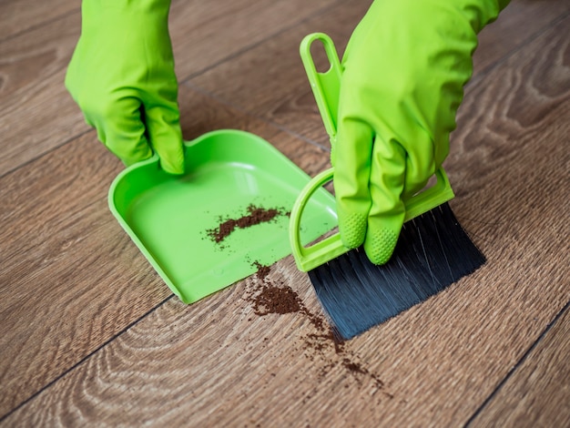 Primer plano de las manos con guantes de goma de limpieza