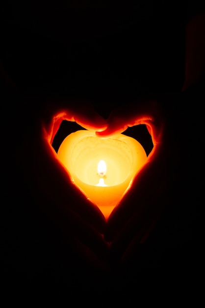 Corazón De Velas, Un Signo De Amor. Noche Romántica Fotos, retratos,  imágenes y fotografía de archivo libres de derecho. Image 36107633