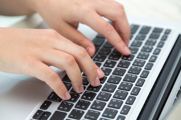 Foto gratuito primer plano de manos junto a un teclado