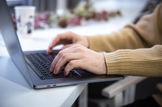 Primer plano de manos masculinas están trabajando en una computadora portátil