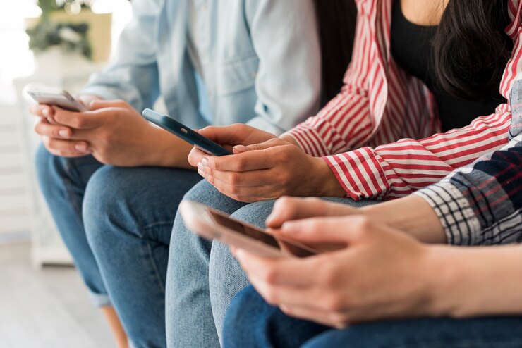 Foto gratuito primer plano de manos sosteniendo teléfonos móviles