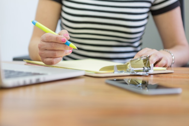 Foto gratuita primer plano de manos de trabajadora escribiendo