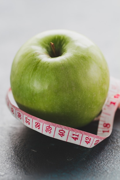 Foto gratuita primer plano de manzana y cinta métrica