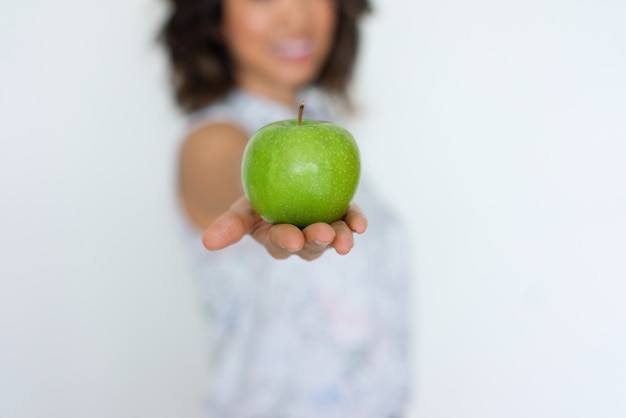 Primer plano de manzana verde fresca en mano de mujer