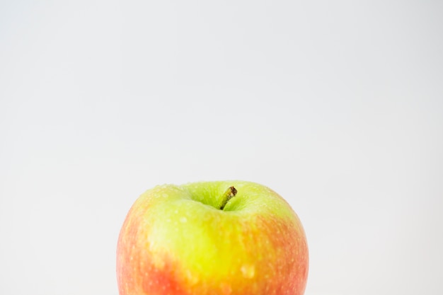 Primer plano de manzanas frescas sobre fondo blanco