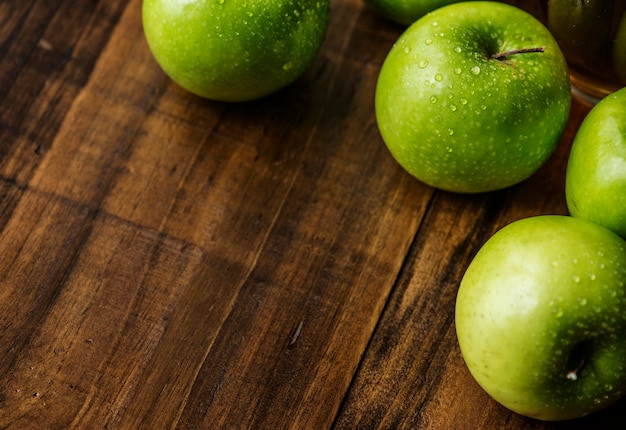 Primer plano de manzanas verdes orgánicas frescas