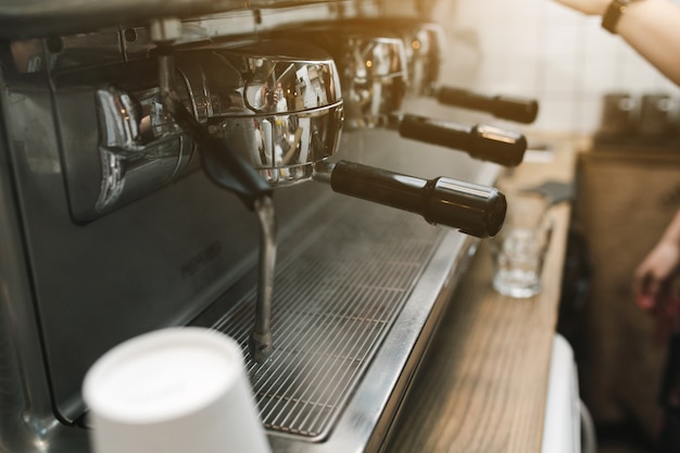 Primer plano de máquina de café grande