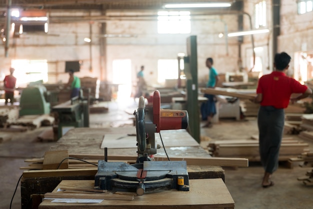 Primer plano de una máquina cortadora de madera en una fábrica.