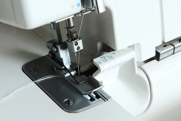 Primer plano de una máquina de coser blanca
