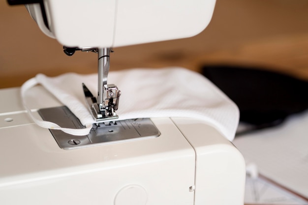 Primer plano de máquinas de coser con mascarilla