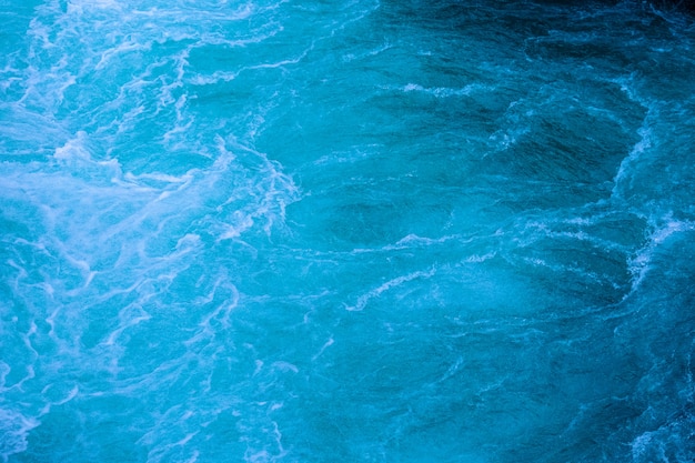 Primer plano de un mar de agua clara olas