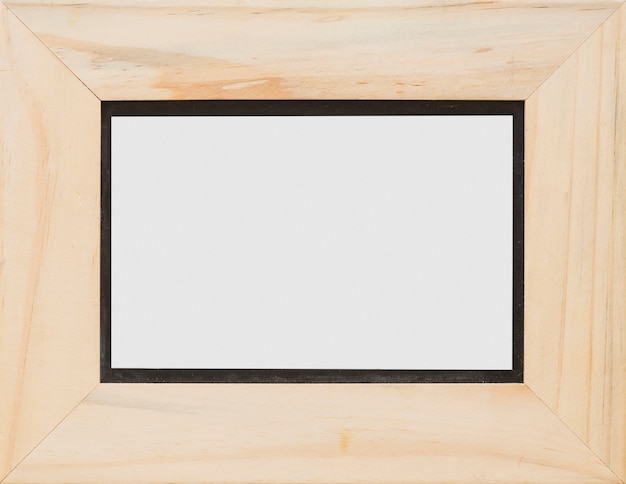 Primer plano de marco de madera en blanco blanco rectangular