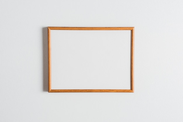 Foto gratuita primer plano de marco de madera en blanco