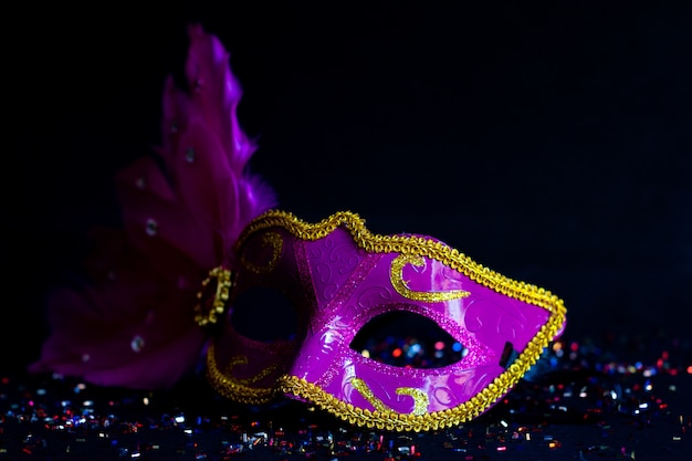 Primer plano de una máscara de mascarada sobre un fondo negro