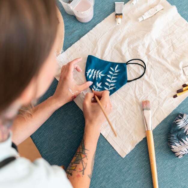 Primer plano de máscara de pintura de mujer