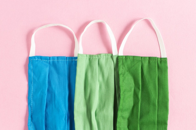 Foto gratuita primer plano de máscaras protectoras de color azul, verde claro y verde oscuro en una rosa