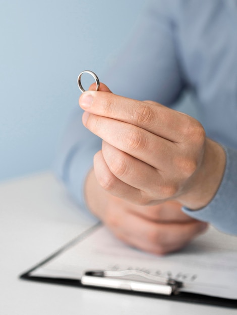 Primer plano masculino con anillo de matrimonio