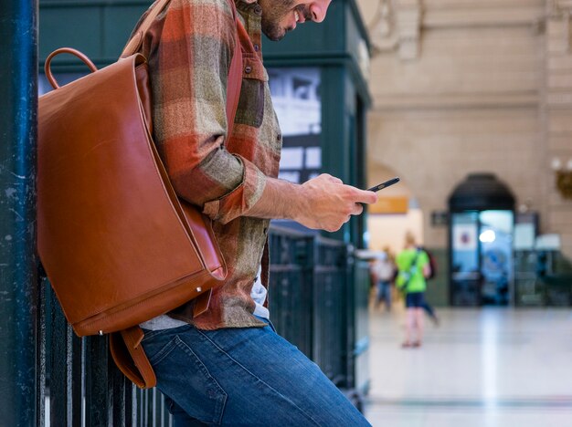 Primer plano masculino usando móvil