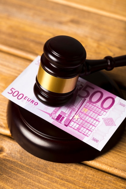 Primer plano con mazo de juez en billete de 500 euros