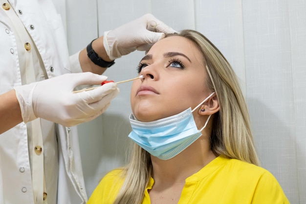 Foto gratuita primer plano de un médico tomando un hisopo nasal de un paciente