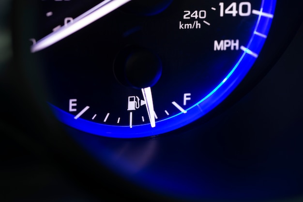 Foto gratuita primer plano del medidor de nivel de combustible en el vehículo