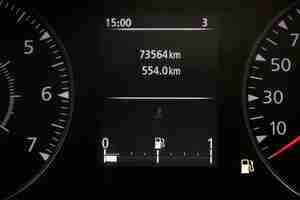 Foto gratuita primer plano del medidor de nivel de combustible en el vehículo