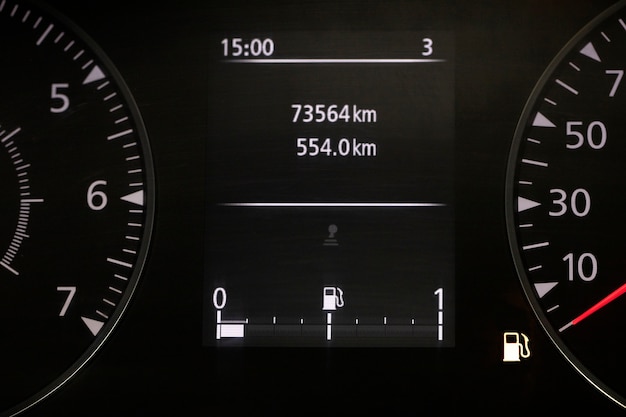 Primer plano del medidor de nivel de combustible en el vehículo