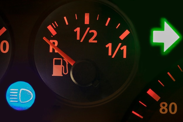 Foto gratuita primer plano del medidor de nivel de combustible en el vehículo