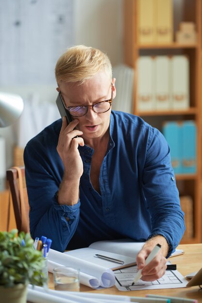 Primer plano medio del hombre haciendo correcciones al proyecto en el trabajo