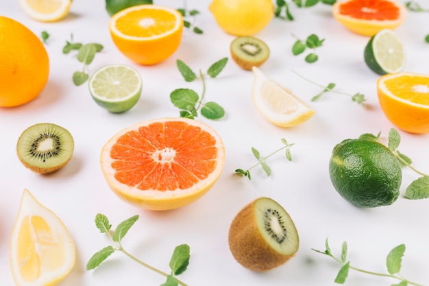 Primer plano de menta cerca de frutas