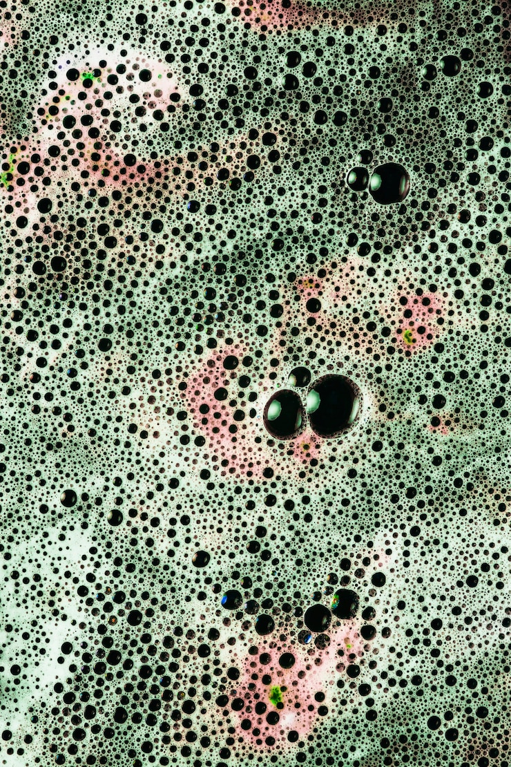 Foto gratuito primer plano de menta y espuma de melocotón