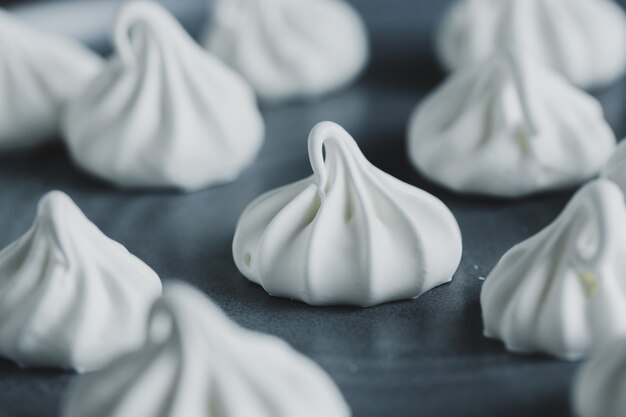 Primer plano de un merengue blanco hecho en casa.