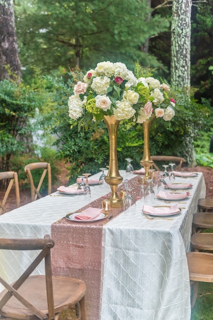 Primer plano de una mesa bellamente decorada para la ceremonia de la boda