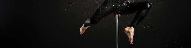 Primer plano de modelo masculino profesional realizando un pole dance