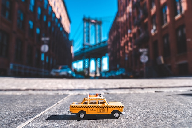 Foto gratuita primer plano de un modelo de taxi en la calle washington en nueva york, ee.