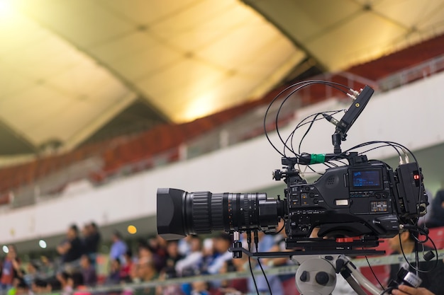 Primer plano de moderna cámara de vídeo en un estadio de fútbol