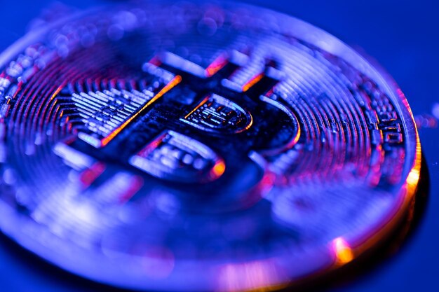 Primer plano de la moneda de Bitcoin en color azul Concepto financiero