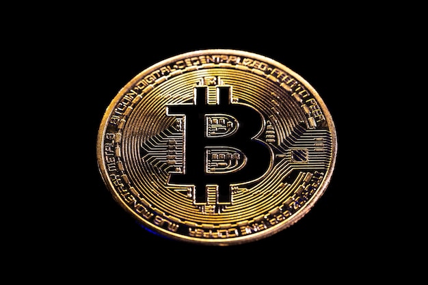 Primer plano de la moneda Bitcoin en un fondo negro con criptomoneda