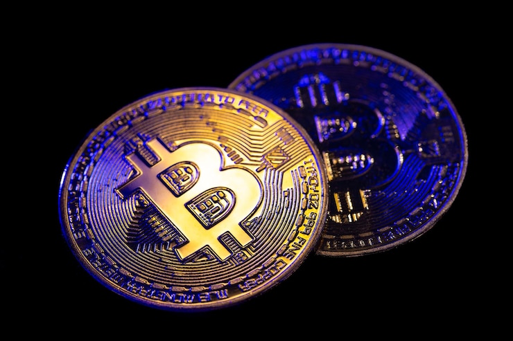 Foto gratuito primer plano de la moneda bitcoin en un fondo negro con fondo de criptomoneda