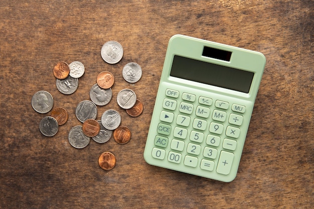 Foto gratuita primer plano de las monedas en la mesa