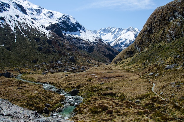 Primer plano de montañas nevadas de Routeburn Track, Nueva Zelanda